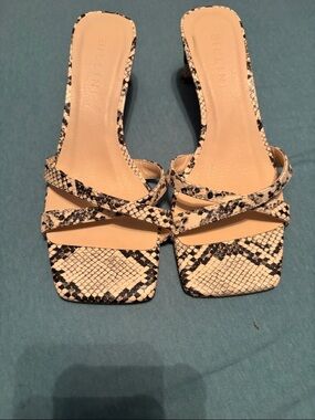 Billini Beige and Black Snake-Print Strappy Slide Mules Size 5